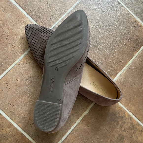 Vionic Posey Tan Suede Leather Pointed Toe Perforated Flats Womens Size 7 - Picture 4 of 5